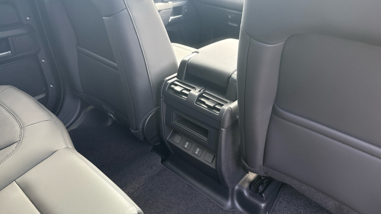 Land Rover Defender 3.0 D250 X-Dynamic SE 110 5dr Auto Diesel Estate